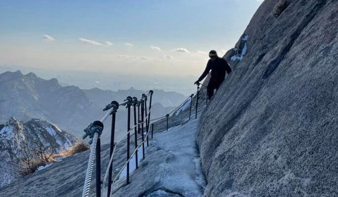 [Trazy Local Host] Bukhansan National Park (Baegundae Peak) Winter Hiking Tour - main view