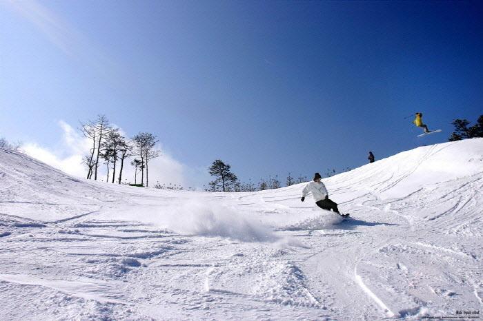 Vivaldi Park Ski Resort: Ski & Snowboard Rental/ Lift Pass/ Snowy Land/ Basic Lesson Ticket Only - main view