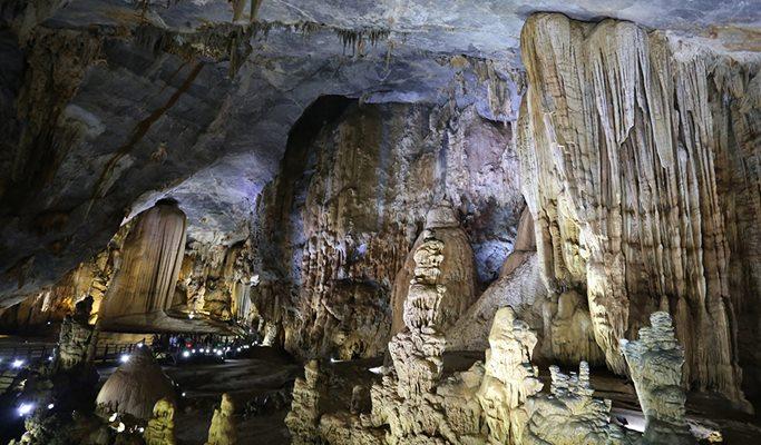 Paradise Cave & La Vang Church 1 Day Tour - from Hue City - main view