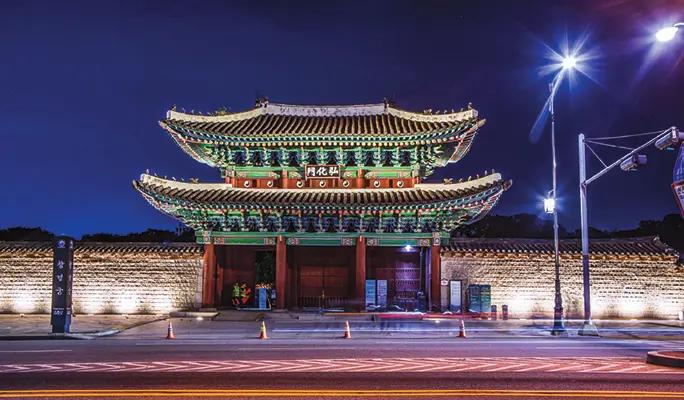 Changgyeonggung Palace (+ Naksan Park/ Gwangjang Market) Night Walking Tour - main view
