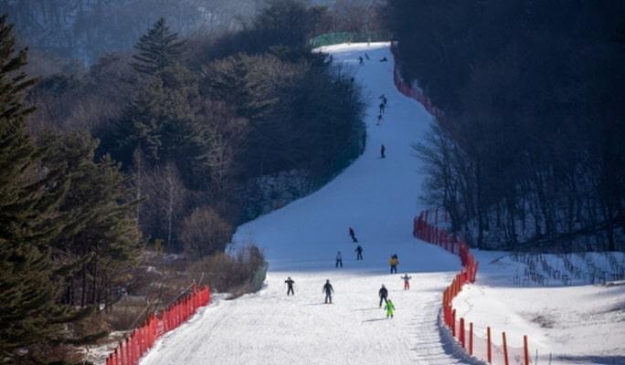Yongpyong Ski Resort: Ski/Snowboard Lift Pass + Equipment Rental Package - main view